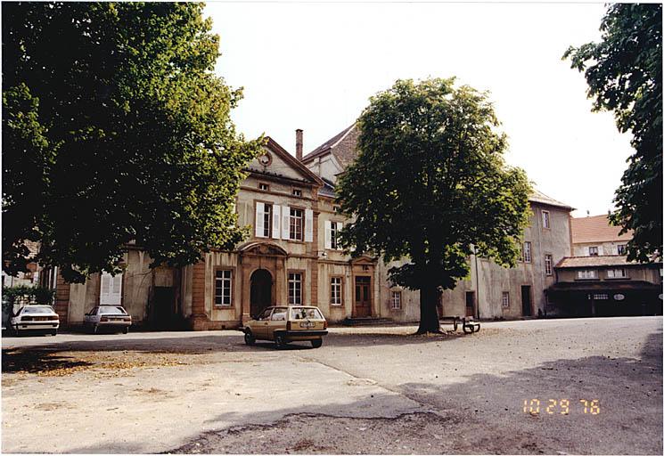 Vue d'ensemble de l'élévation ouest.