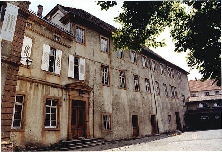 Vue de l'élévation ouest de la partie sud du bâtiment.