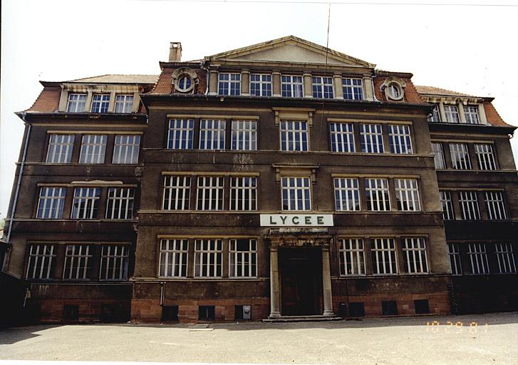 Vue du lycée construit en 1937, depuis la cour.