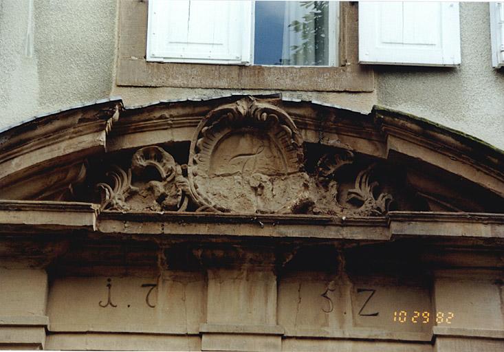 Détail de la porte principale.