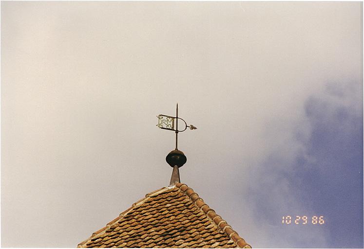 Détail de l'épi de faîtage avec girouette aux clés de saint Pierre, sur le toit de la tour.