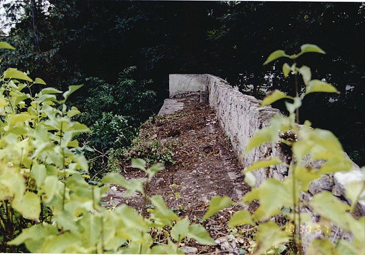 Partie supérieure du mur nord, vers l'ouest, vestige du chemin de ronde (?).