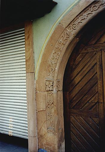Porte de l'ancien passage d'entrée. Vue partielle.