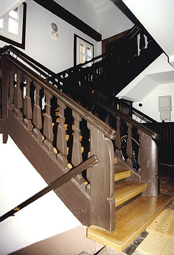 Vue partielle de l'escalier dans l'édifice annexe accolé à la maison.