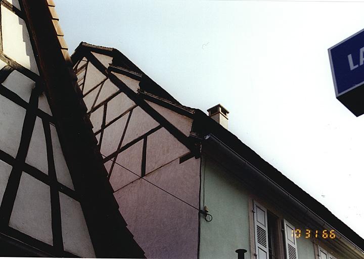 Vue partielle de la face ouest du toit de la maison 2, rue du Pied-de-Boeuf.