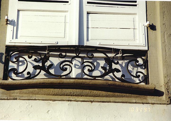 Maison 17, rue Nationale, garde-corps de fenêtre en fer forgé.