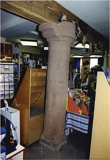 Vue partielle du rez-de-chaussée où se situait, à l'origine, l'abattoir, avec colonne centrale.