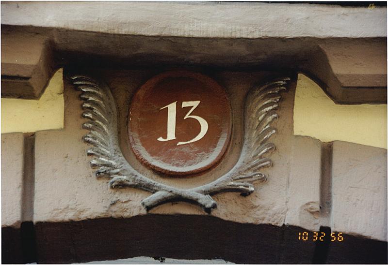 Détail de la porte du passage d'entrée, datée de 1726.