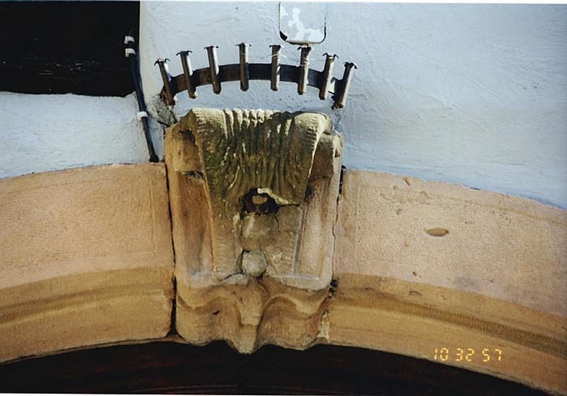 Corps de bâtiment de l'auberge (A). Détail de la porte du passage d'entrée.