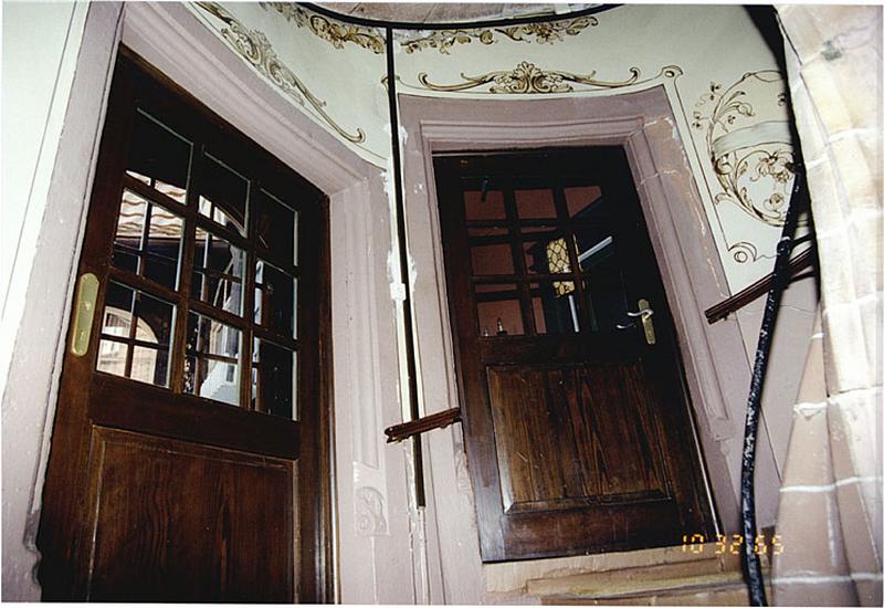 Auberge (A). Tourelle d'escalier. Vue partielle de la cage avec portes.