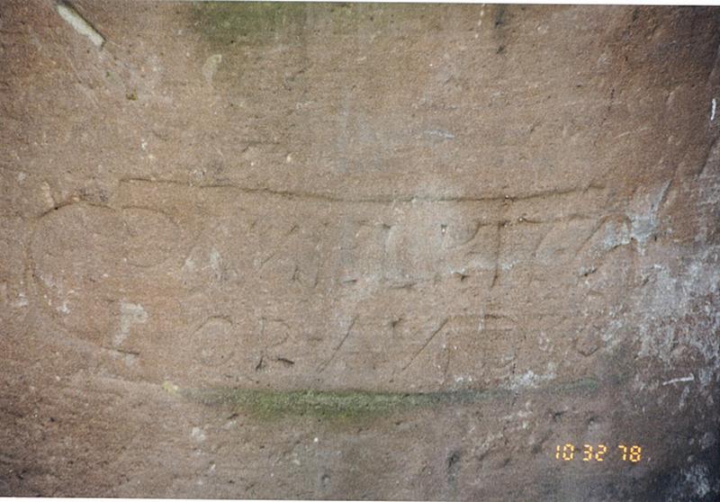 Puits situé devant l'aile B. Détail de l'inscription.