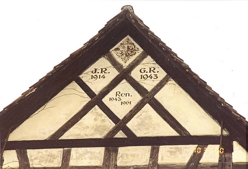 Auberge (A). Détail du pignon est avec dates de rénovation.