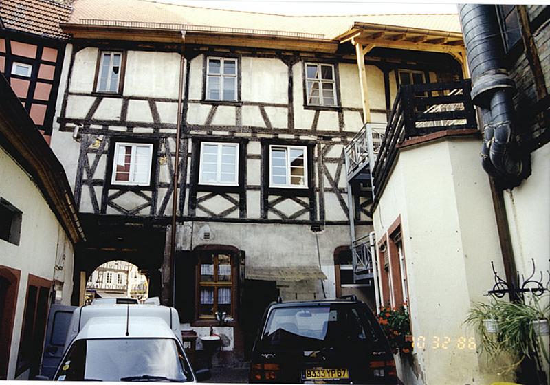Vue du corps de logis côté cour, depuis le sud-est.