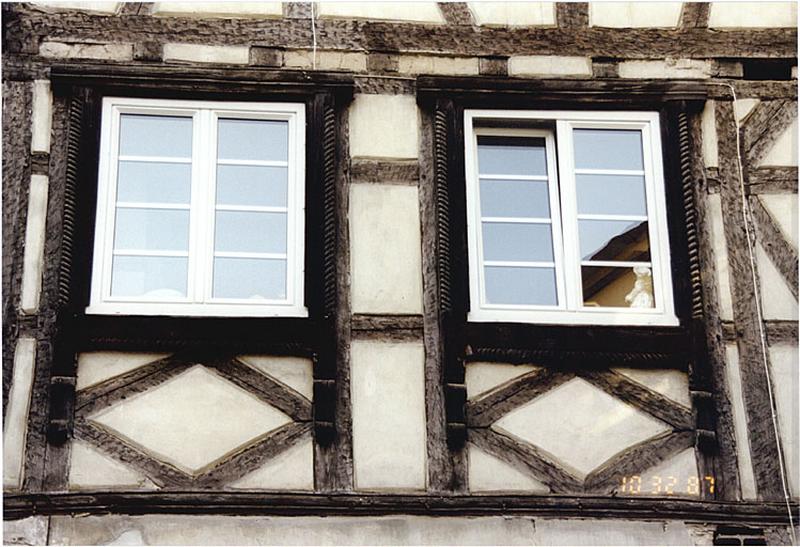 Corps de logis, côté cour. Vue des 2 fenêtres sculptées du 1er étage.