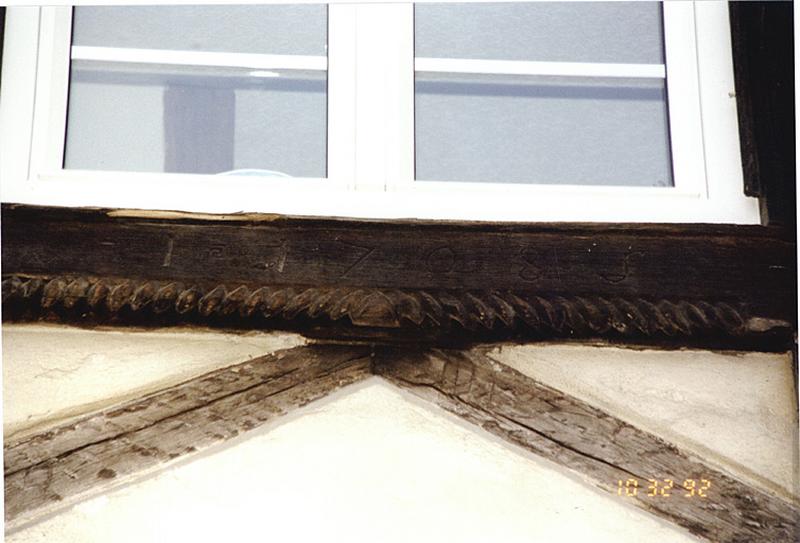 Corps de logis, côté cour. Détail de la fenêtre datée 1708 avec initiales I S (de Iohann Schilling).