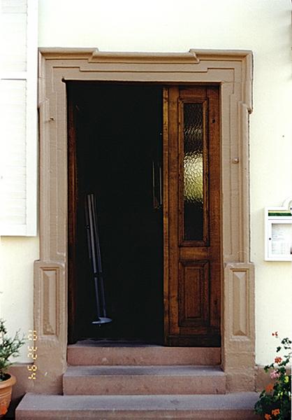 Porte d'entrée dans la façade sur rue.