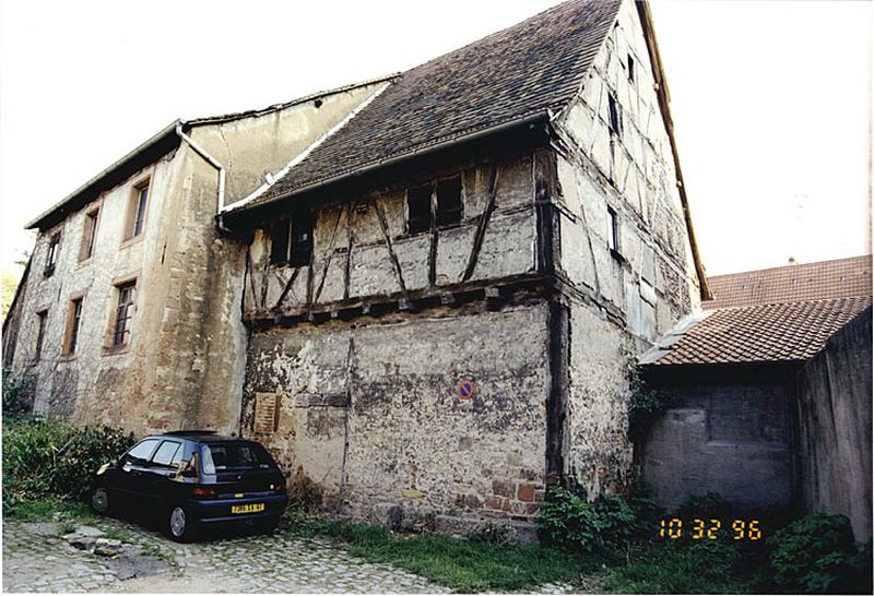 9, rue des Carmes. Maison du 17e ou du 18e siècle, remaniée en dépendance (?).