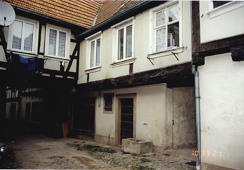 Vue depuis le sud-ouest de la cour, des bâtiments annexes et du corps de passage transversal.