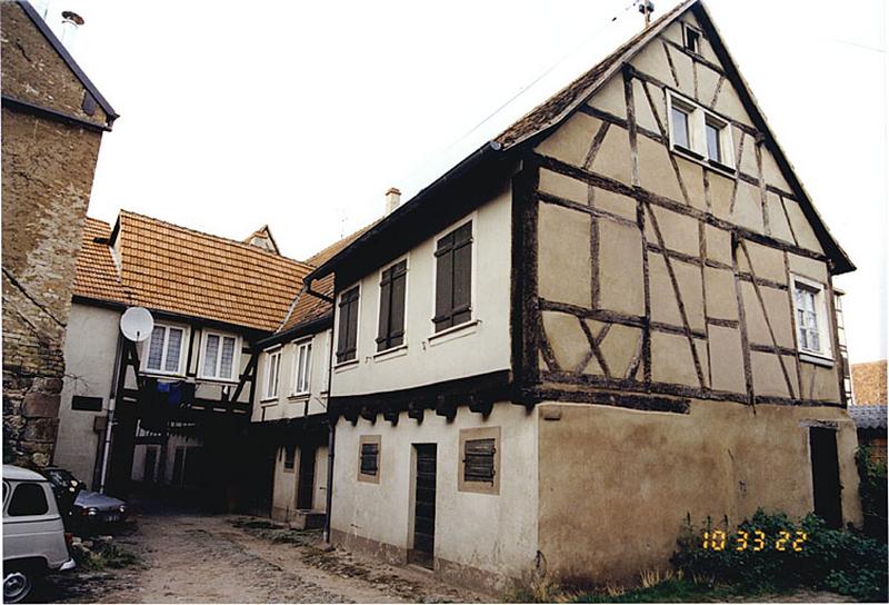 Vue des bâtiments annexes et du corps de passage transversal, depuis le sud-ouest de la cour.