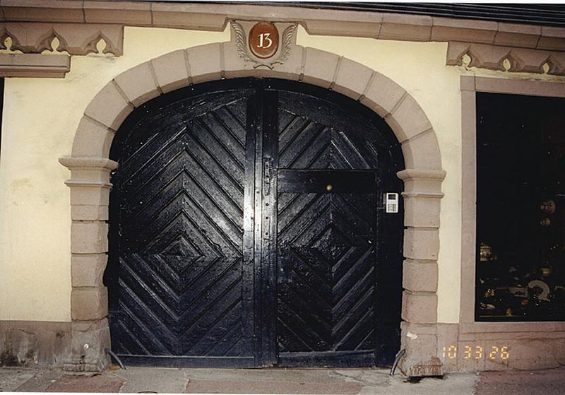 Porte du passage d'entrée, datée de 1726.