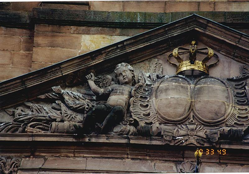 Vue partielle du fronton de l'avant-corps.