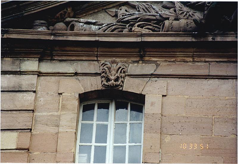 Vue partielle de l'avant-corps.