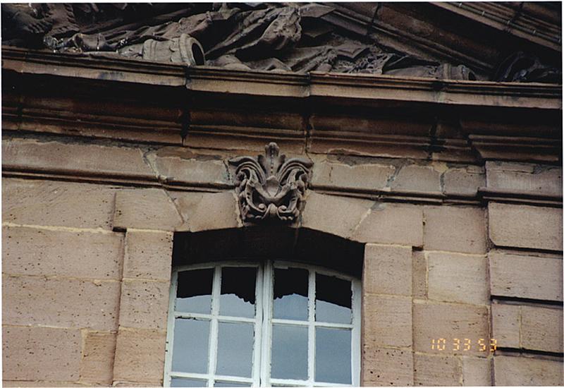 Vue partielle de l'avant-corps.