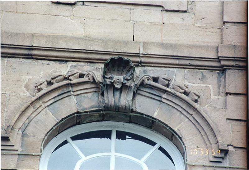 Détail de la porte-fenêtre du 1er étage de l'avant-corps, côté droit.