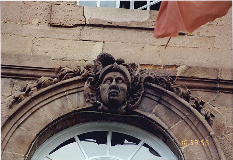 Détail de la porte-fenêtre centrale du 1er étage de l'avant-corps.