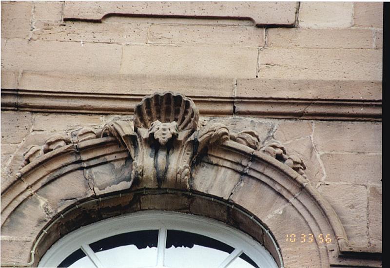 Détail de la porte-fenêtre du 1er étage de l'avant-corps, côté gauche.