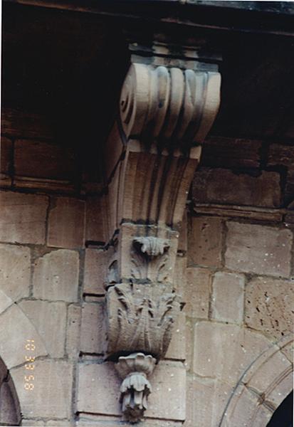 Vue de la console du balcon de l'avant-corps, à gauche de la porte d'entrée.