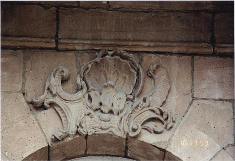 Avant-corps. Agrafe de la baie à gauche de la porte d'entrée.