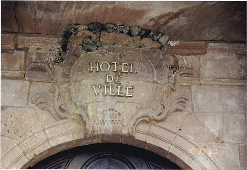 Avant-corps. Agrafe de la porte d'entrée avec armes de la ville.