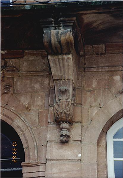 Vue de la console du balcon de l'avant-corps, à droite de la porte d'entrée.