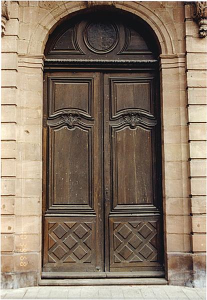 Avant-corps. Vantaux de la porte d'entrée (vers 1752).