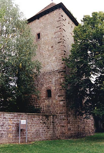 Vue des faces ouest et sud de la tour.