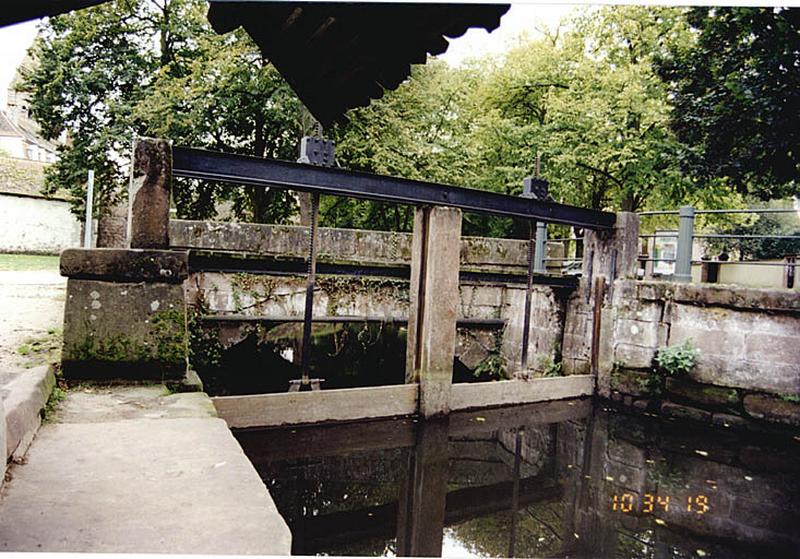 Vue du pont sur le bras de la Lauter et de l'écluse au nord du pont.