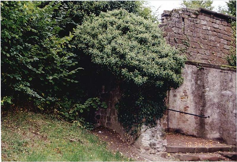 Courtine ouest de la ville, côté ouest, au nord du moulin Pfister, avec meurtrière et ammorce du mur nord du Bruch.