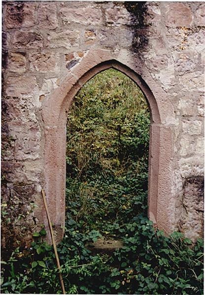 Vestiges de la tour-porte Saint-Etienne dans la courtine nord de la ville. Vue de la porte latérale ouest, depuis l'est.