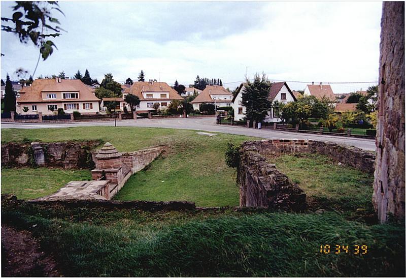 Aménagements au nord de la tour nord-est, avec vestige de bastion du 16e siècle et batardeau partiellement reconstruit. Vue depuis le sud.