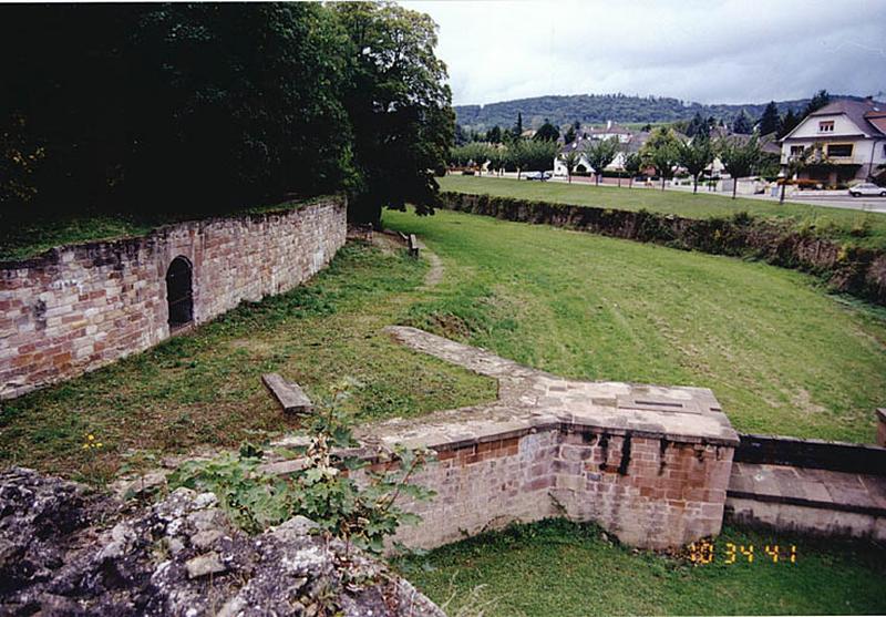 Aménagements au nord de la tour nord-est, avec batardeau partiellement reconstruit et mur du rempart.