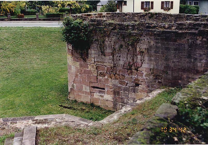 Bastion du 16e siècle, au nord de la tour dite Poudrière.