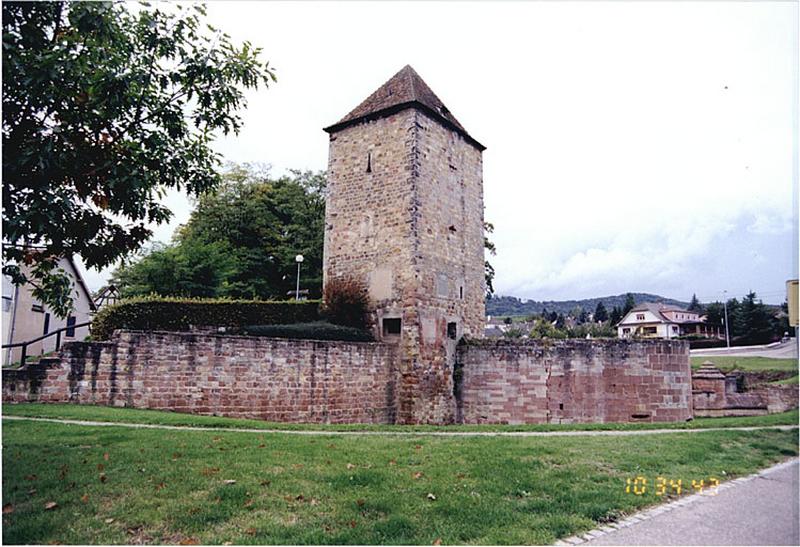 Tour nord-est dite Poudrière et courtine est de la ville, du 13e siècle et bastion du 16e siècle.