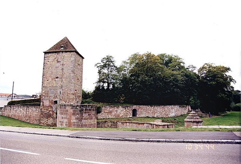 Tour nord-est dite Poudrière et courtine est de la ville, du 13e siècle, bastion du 16e siècle, batardeau et mur nord du rempart avec porte du passage voûté sous le rempart, du 18e siècle.