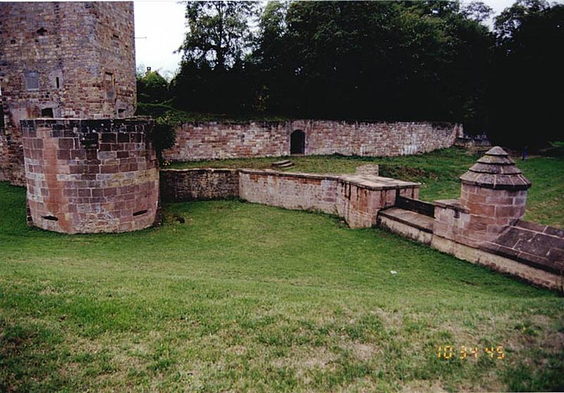 Aménagements au nord de la tour nord-est, avec vestige de bastion du 16e siècle et batardeau partiellement reconstruit à droite.