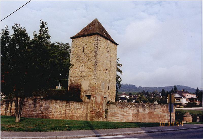 Tour nord-est dite Poudrière, courtine est de la ville et bastion du 16e siècle à droite.