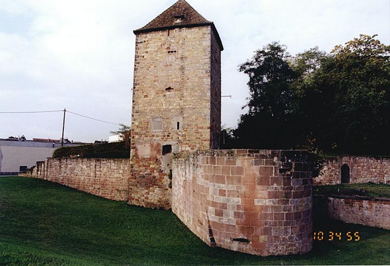 Tour nord-est dite Poudrière, courtine est de la ville et bastion du 16e siècle au 1er plan.