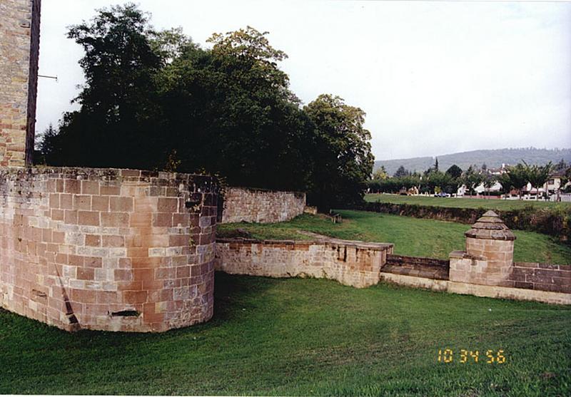 Aménagements au nord de la tour nord-est, avec vestige de bastion du 16e siècle et batardeau partiellement reconstruit à droite. Vue depuis le nord-est.