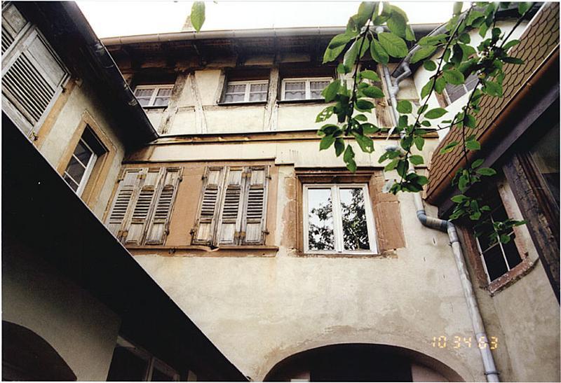 Elévation ouest de la maison, depuis la cour, avec dépendances en retour et à droite (peu visible) la tourelle d'escalier.