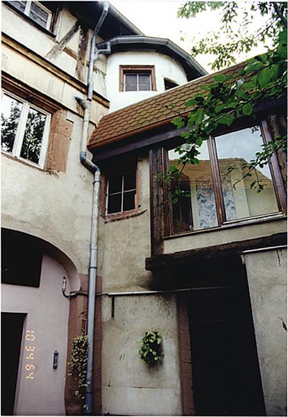 Vue partielle de la maison depuis la cour, avec tourelle d'escalier partiellement cachée par la dépendance accolée.